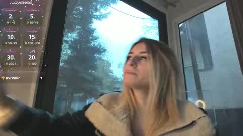 Snapshot of ella_vee chatting on 11.16.25 ella_vee online show from 11.16.25