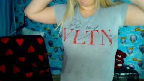 Snapshot of ellabella36dd chatting on 12.22.25 IsaBella online show from 12.22.25