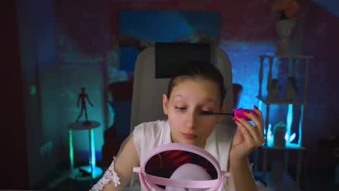 Snapshot of ellahorton chatting on 02.09.25 Ella online show from 02.09.25