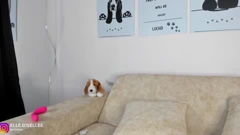 Snapshot of ellegisellee chatting on 03.01.25 Yiss online show from 03.01.25