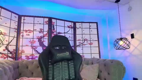 Ellie Bloom online show from 12.21.25