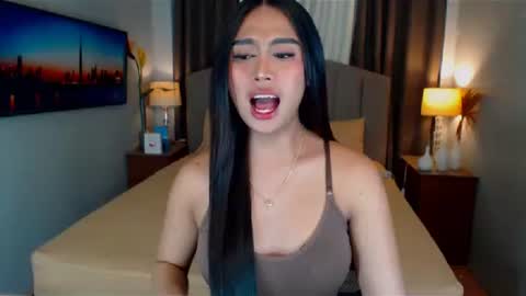 Snapshot of elliecummers chatting on 01.19.25 ellie online show from 01.19.25