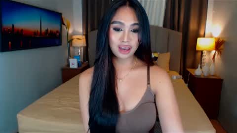 Snapshot of elliecummers chatting on 02.06.25 ellie online show from 02.06.25