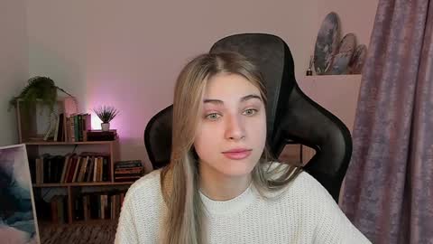 Snapshot of elliecutes chatting on 01.06.25 elliecutes online show from 01.06.25