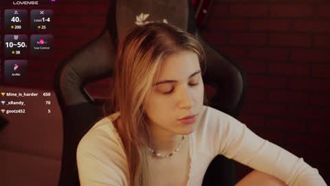 Snapshot of elliecutes chatting on 01.09.25 elliecutes online show from 01.09.25