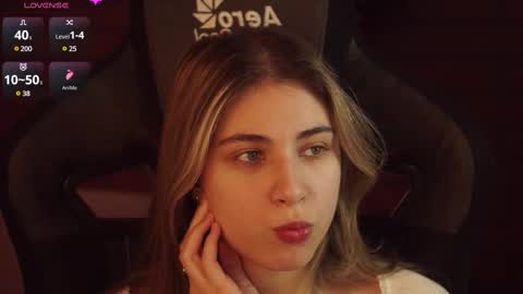 Snapshot of elliecutes chatting on 02.18.25 elliecutes online show from 02.18.25