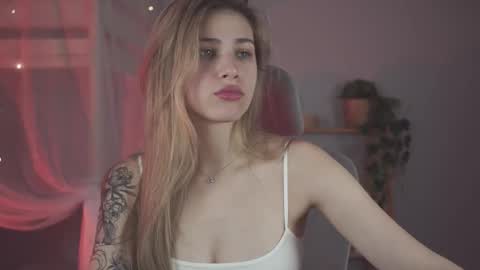 Snapshot of elliecutes chatting on 11.22.25 elliecutes online show from 11.22.25