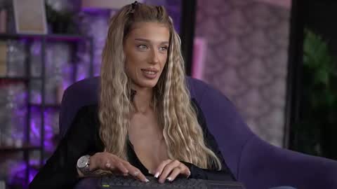 Snapshot of ellieredd chatting on 09.13.25 Ellie online show from 09.13.25