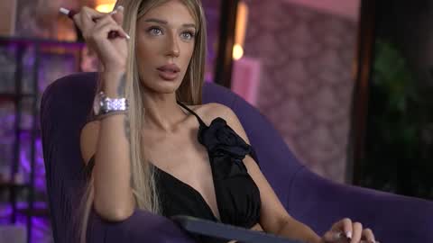 Snapshot of ellieredd chatting on 09.19.25 Ellie online show from 09.19.25