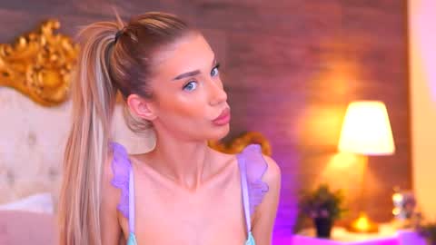 Snapshot of ellieredd chatting on 10.17.25 Ellie online show from 10.17.25