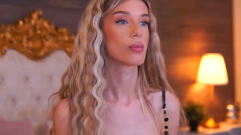 Snapshot of ellieredd chatting on 11.01.25 Ellie online show from 11.01.25