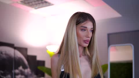 Snapshot of ellieredd chatting on 12.02.25 Ellie online show from 12.02.25