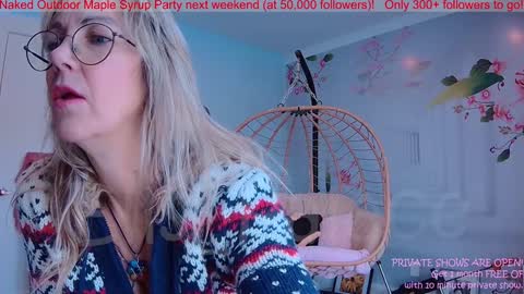 Snapshot of ells_palace chatting on 12.21.24 Ella Bella Bo Bella online show from 12.21.24