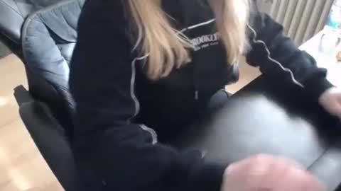 Snapshot of elly_petite chatting on 10.03.25 Elly online show from 10.03.25