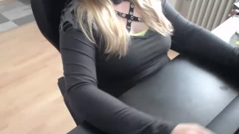 Snapshot of elly_petite chatting on 10.13.25 Elly online show from 10.13.25