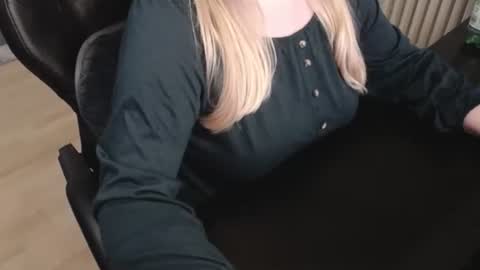 Snapshot of elly_petite chatting on 10.18.25 Elly online show from 10.18.25