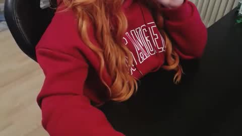 Snapshot of elly_petite chatting on 11.04.25 Elly online show from 11.04.25