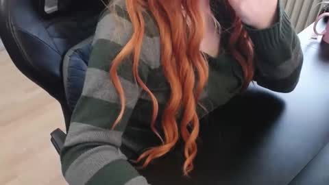 Snapshot of elly_petite chatting on 11.06.25 Elly online show from 11.06.25