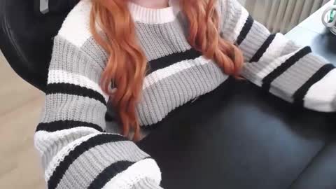 Snapshot of elly_petite chatting on 11.09.25 Elly online show from 11.09.25