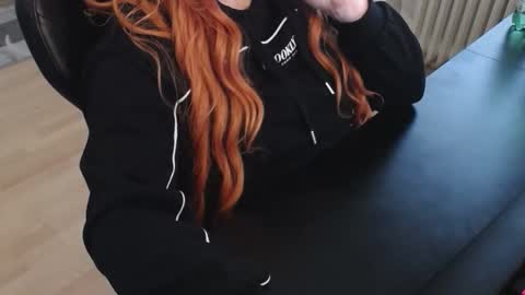 Snapshot of elly_petite chatting on 11.11.25 Elly online show from 11.11.25