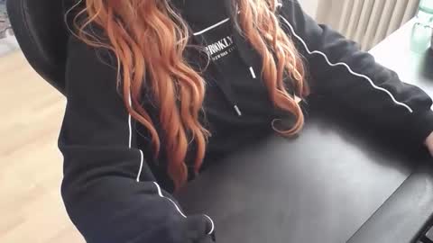 Snapshot of elly_petite chatting on 11.12.25 Elly online show from 11.12.25