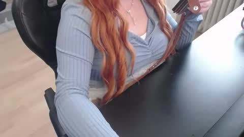 Snapshot of elly_petite chatting on 11.20.25 Elly online show from 11.20.25