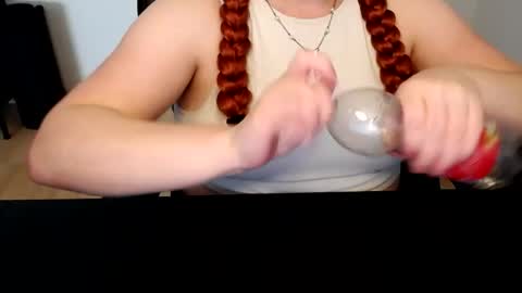 Snapshot of elly_petite chatting on 06.17.26 Elly online show from 06.17.26