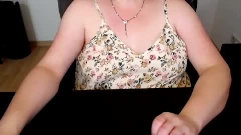 Snapshot of elly_petite chatting on 06.22.26 Elly online show from 06.22.26