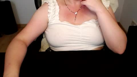 Snapshot of elly_petite chatting on 06.30.26 Elly online show from 06.30.26