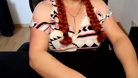 Snapshot of elly_petite chatting on 07.20.26 Elly online show from 07.20.26