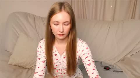 Snapshot of ellycolins chatting on 10.14.25 Elly online show from 10.14.25