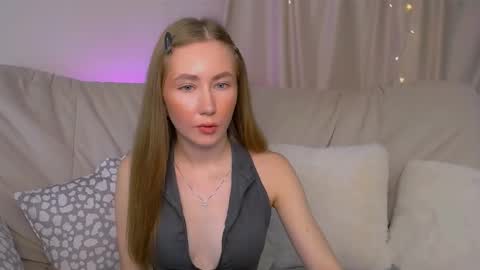 Snapshot of ellycolins chatting on 11.19.25 Elly online show from 11.19.25