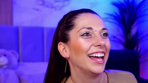 Snapshot of ellylynn chatting on 10.26.25 Elly online show from 10.26.25