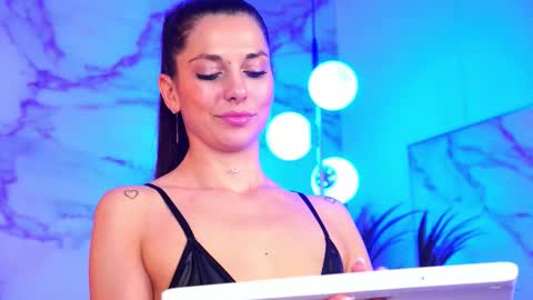 Snapshot of ellylynn chatting on 11.20.25 Elly online show from 11.20.25