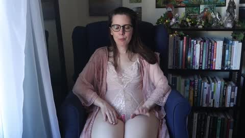 Elly Naomi online show from 01.18.25