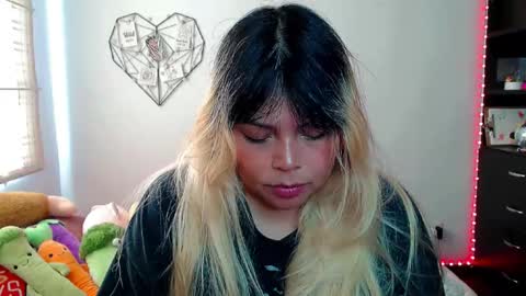 Snapshot of elymoon chatting on 11.18.25 Ely online show from 11.18.25