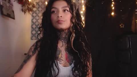 Snapshot of ema_ploxx chatting on 09.22.25 ema_ploxx online show from 09.22.25