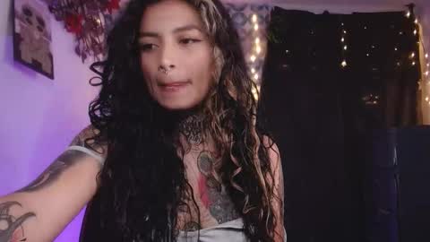 Snapshot of ema_ploxx chatting on 09.28.25 ema_ploxx online show from 09.28.25