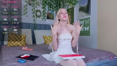 Snapshot of emacalim_ chatting on 10.09.25 Emma online show from 10.09.25