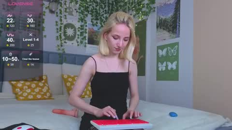 Snapshot of emacalim_ chatting on 10.10.25 Emma online show from 10.10.25