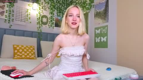 Snapshot of emacalim_ chatting on 10.11.25 Emma online show from 10.11.25