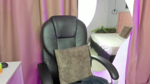 Snapshot of emalinda__hills chatting on 02.08.26 EMA online show from 02.08.26