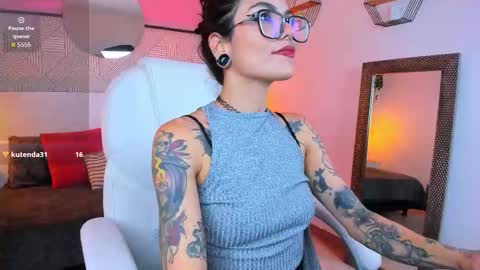 Snapshot of emeralda_co chatting on 11.12.25 Esmeralda online show from 11.12.25