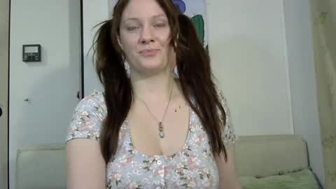Snapshot of emerieskye chatting on 03.10.25 EmerieSkye online show from 03.10.25