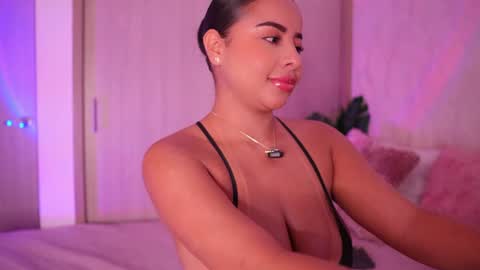 Snapshot of emiily_bell chatting on 07.05.26 online show from 07.05.26