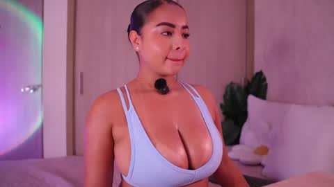 Snapshot of emiily_bell chatting on 07.15.26 online show from 07.15.26