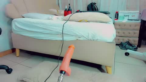 Snapshot of emiilysaenzz chatting on 02.26.25 EmillySaenz online show from 02.26.25