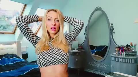 Snapshot of emilachat chatting on 01.31.25 Emila online show from 01.31.25