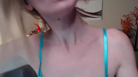 Snapshot of emilly_angel chatting on 03.06.25 Emily online show from 03.06.25