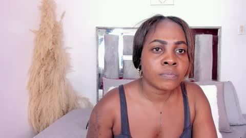 Snapshot of emilly_roaa chatting on 11.19.25 Emilly Roa online show from 11.19.25